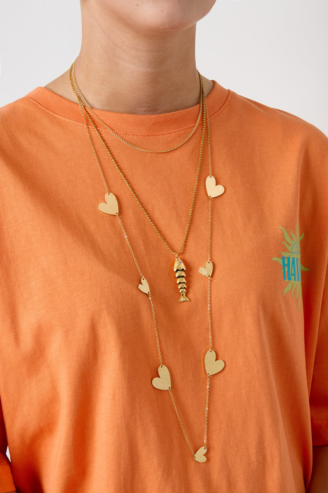 Love is embarrassing lange statement ketting met hartjes goud