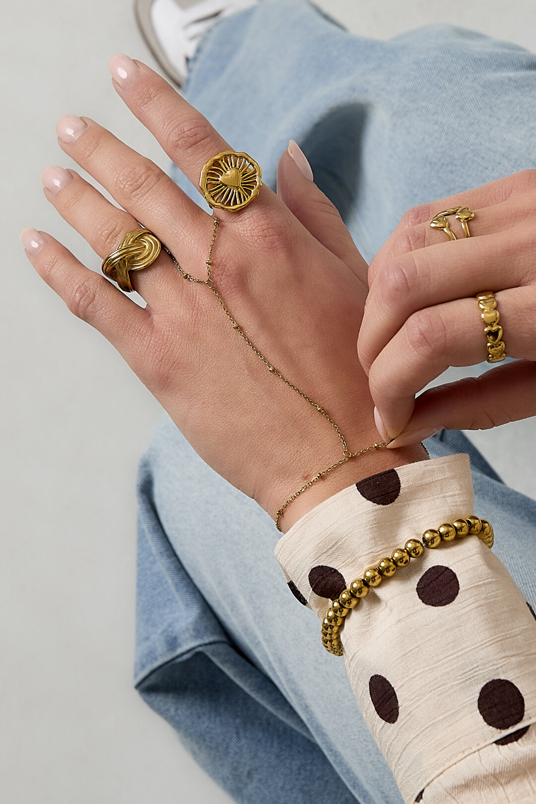 Strings attached handchain armband met ring gold