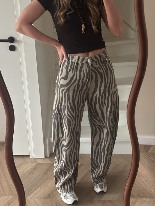 Barrel Jeans mit Tigerprint