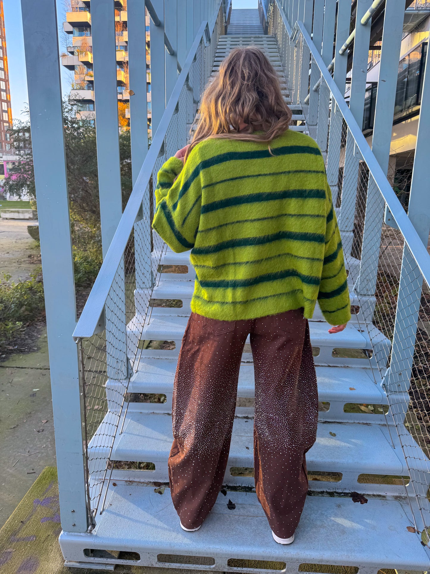 Tess grüner gestreifter Pullover
