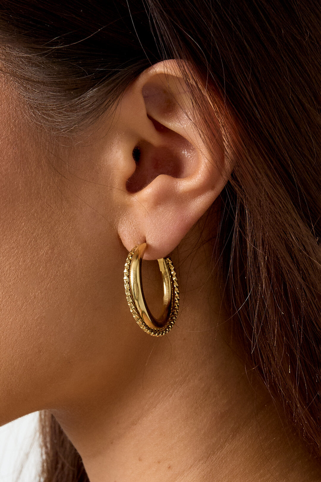 Double hoop earrings with twist detail gold
