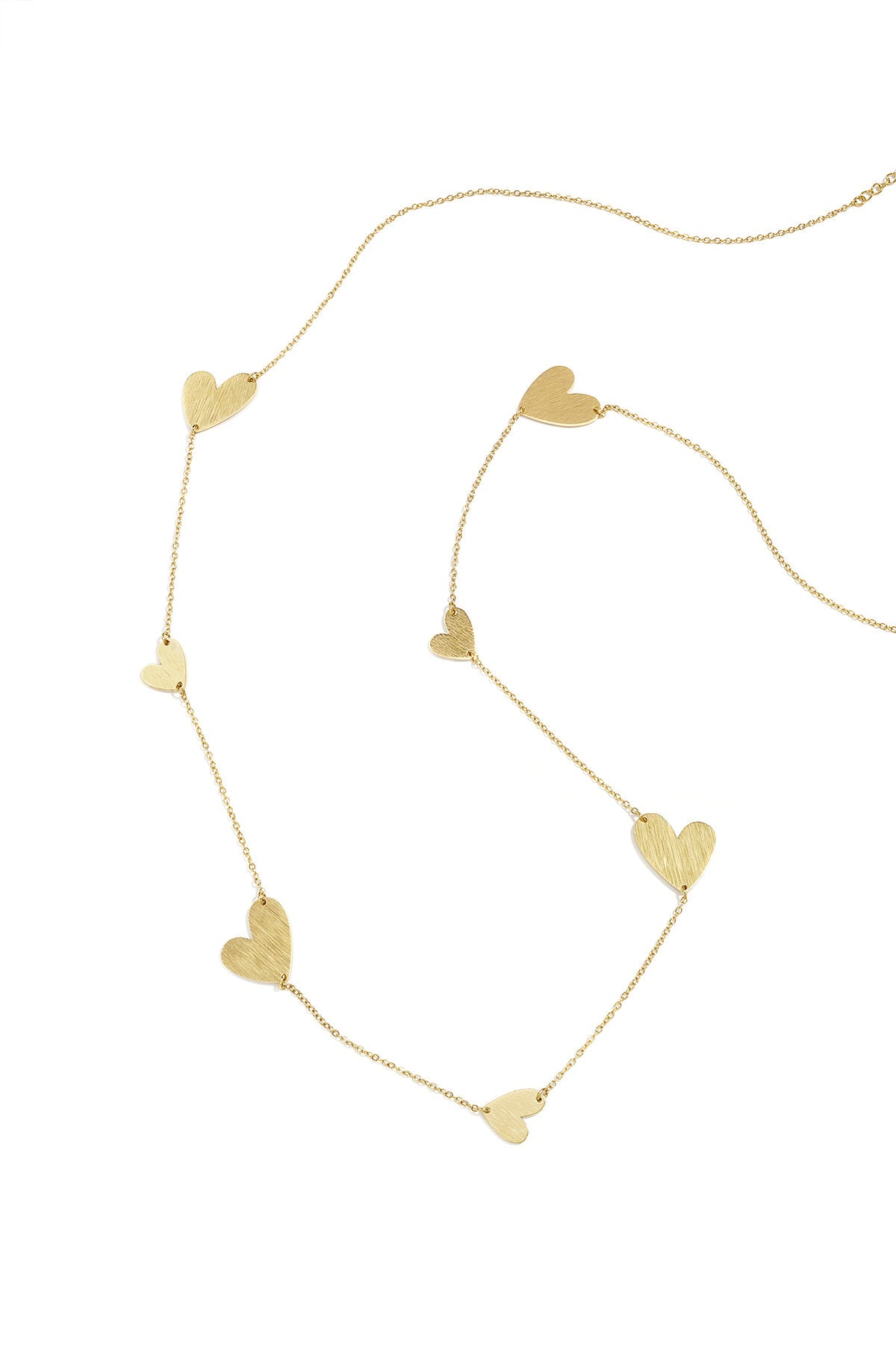 Love is embarrassing lange statement ketting met hartjes goud