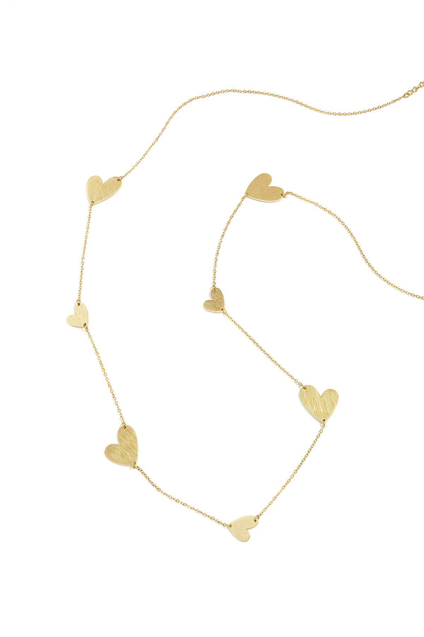 Love is embarrassing lange statement ketting met hartjes goud