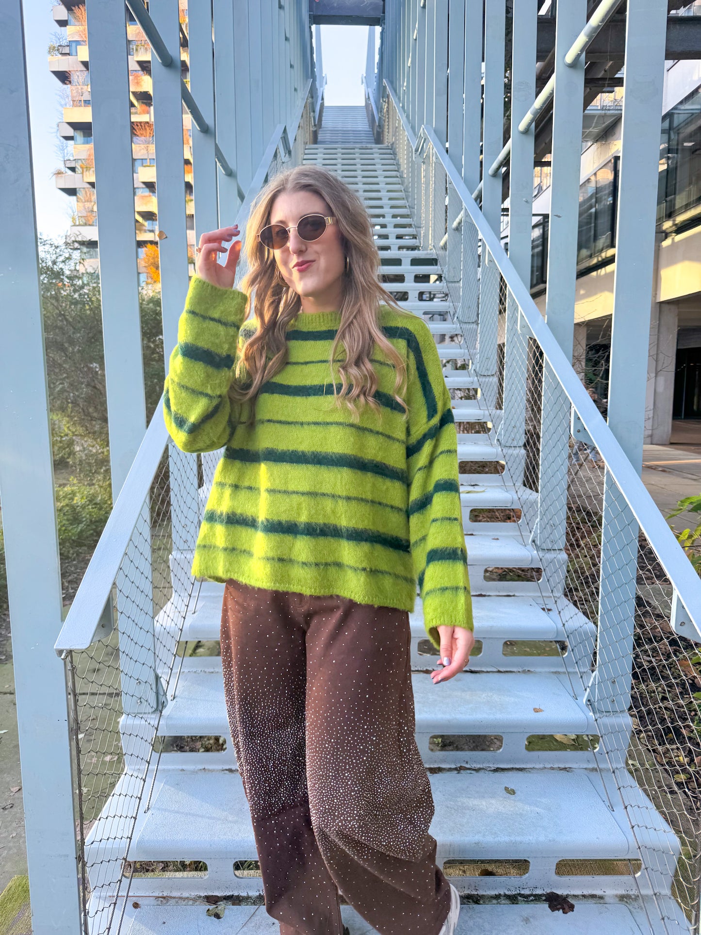Tess grüner gestreifter Pullover