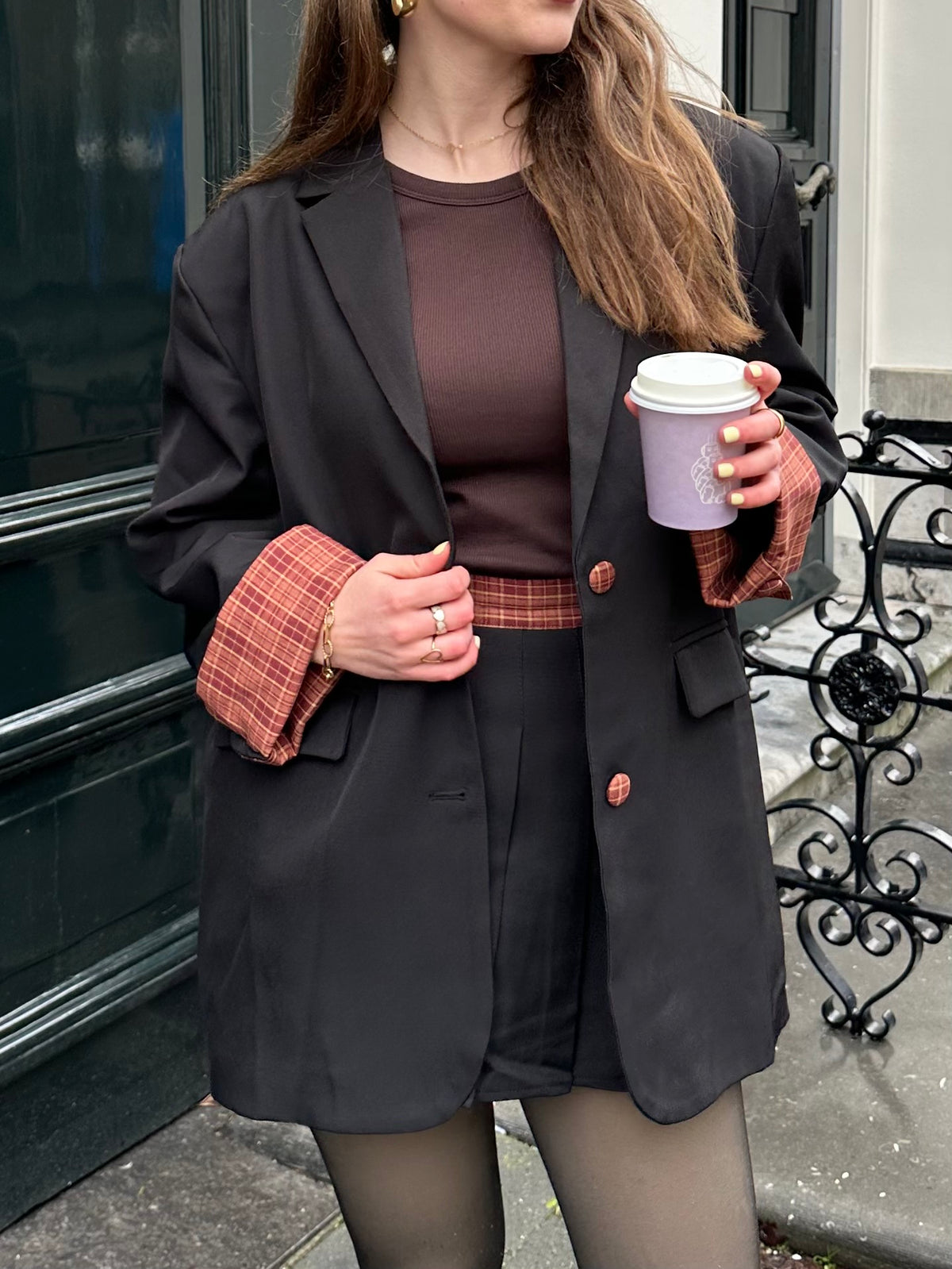 Angela trägt Schwarz