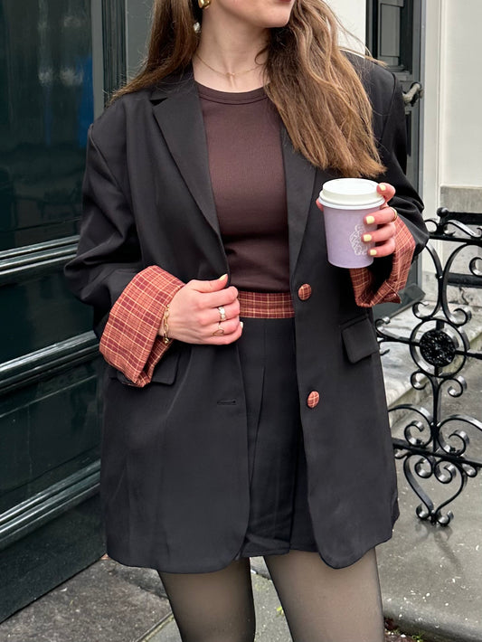 Angela trägt Schwarz