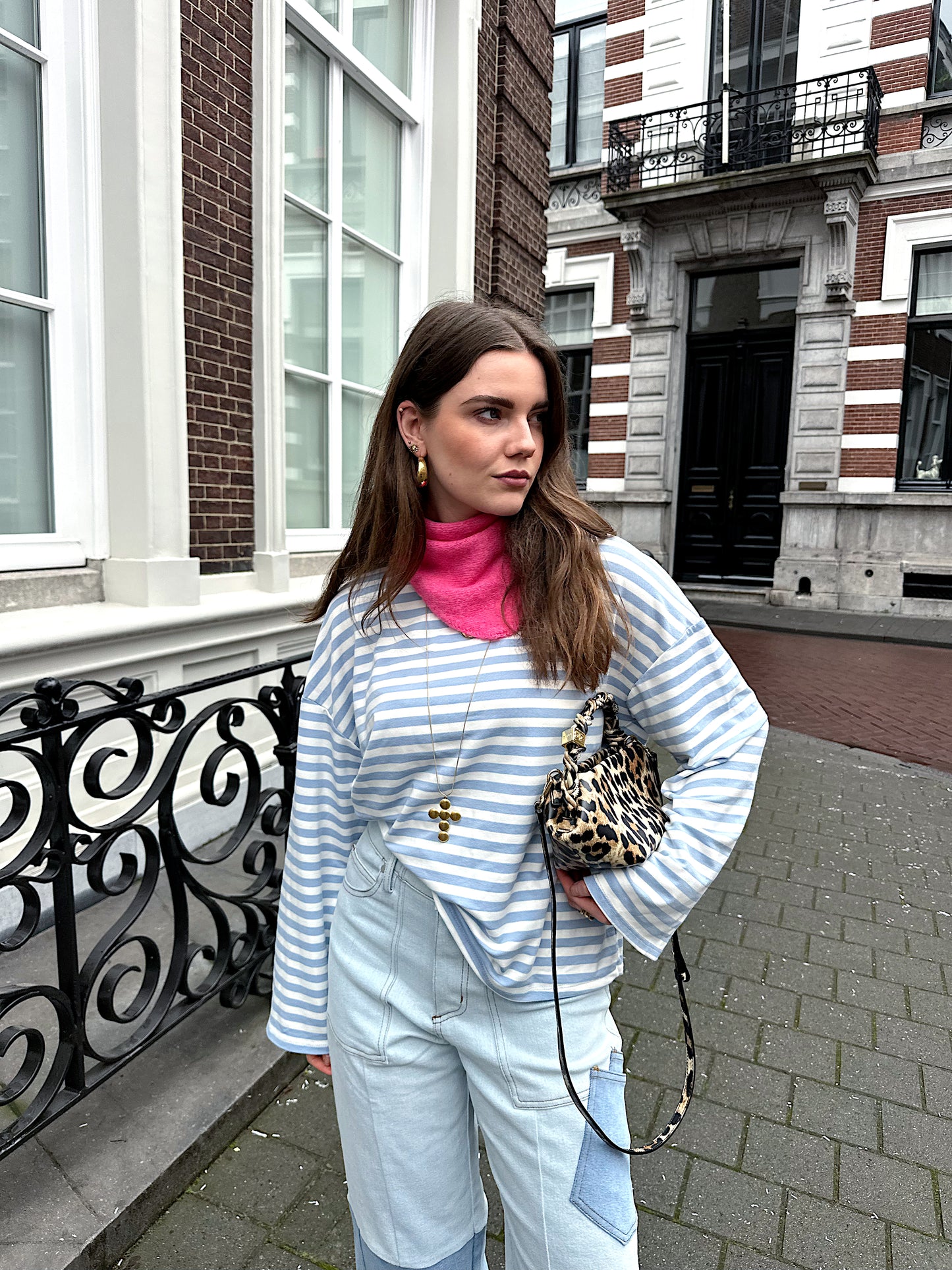 Romy gestreiftes Langarmshirt Blau