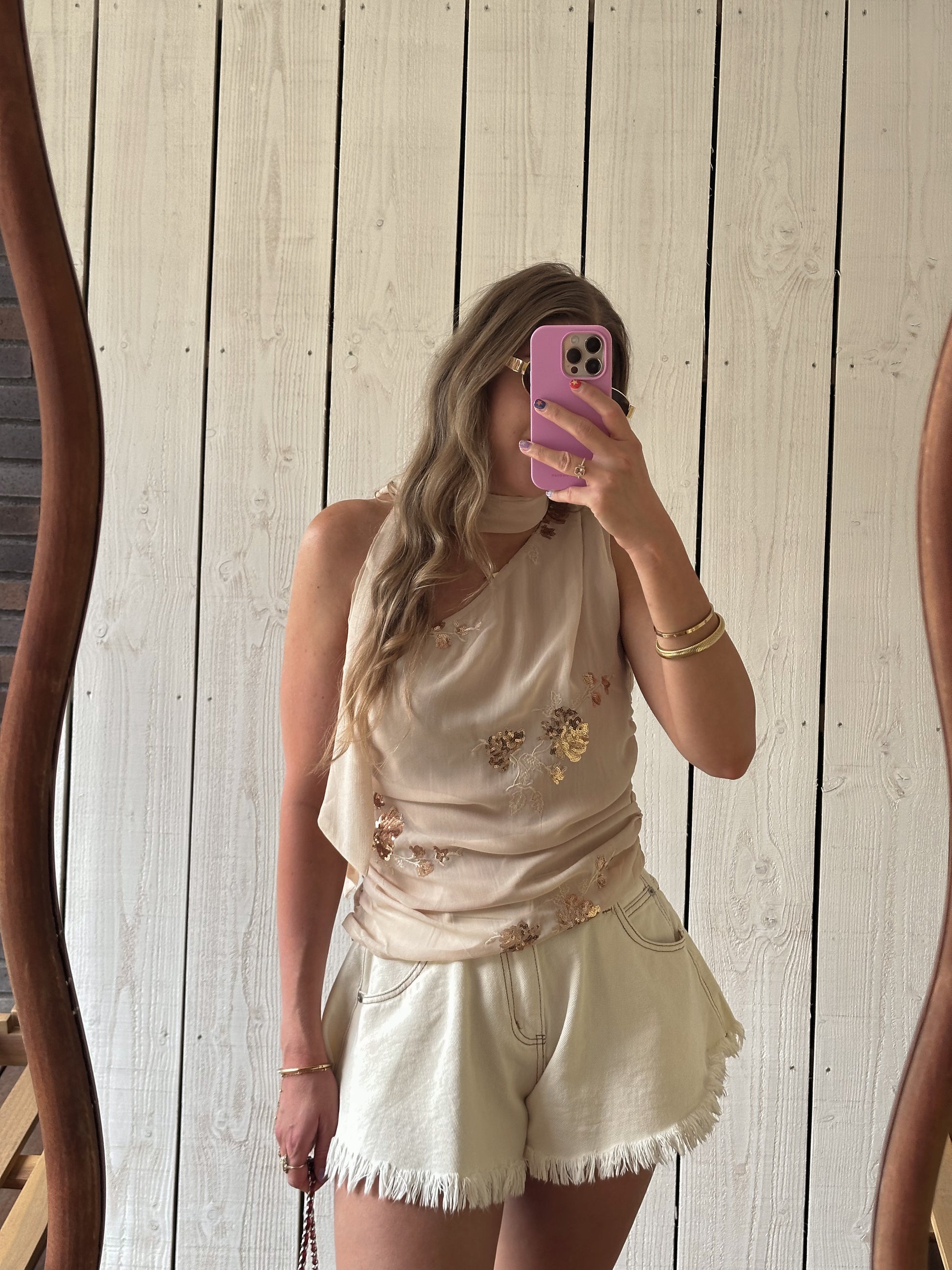 Asymetrische scarf top beige en wijde shorts off-white