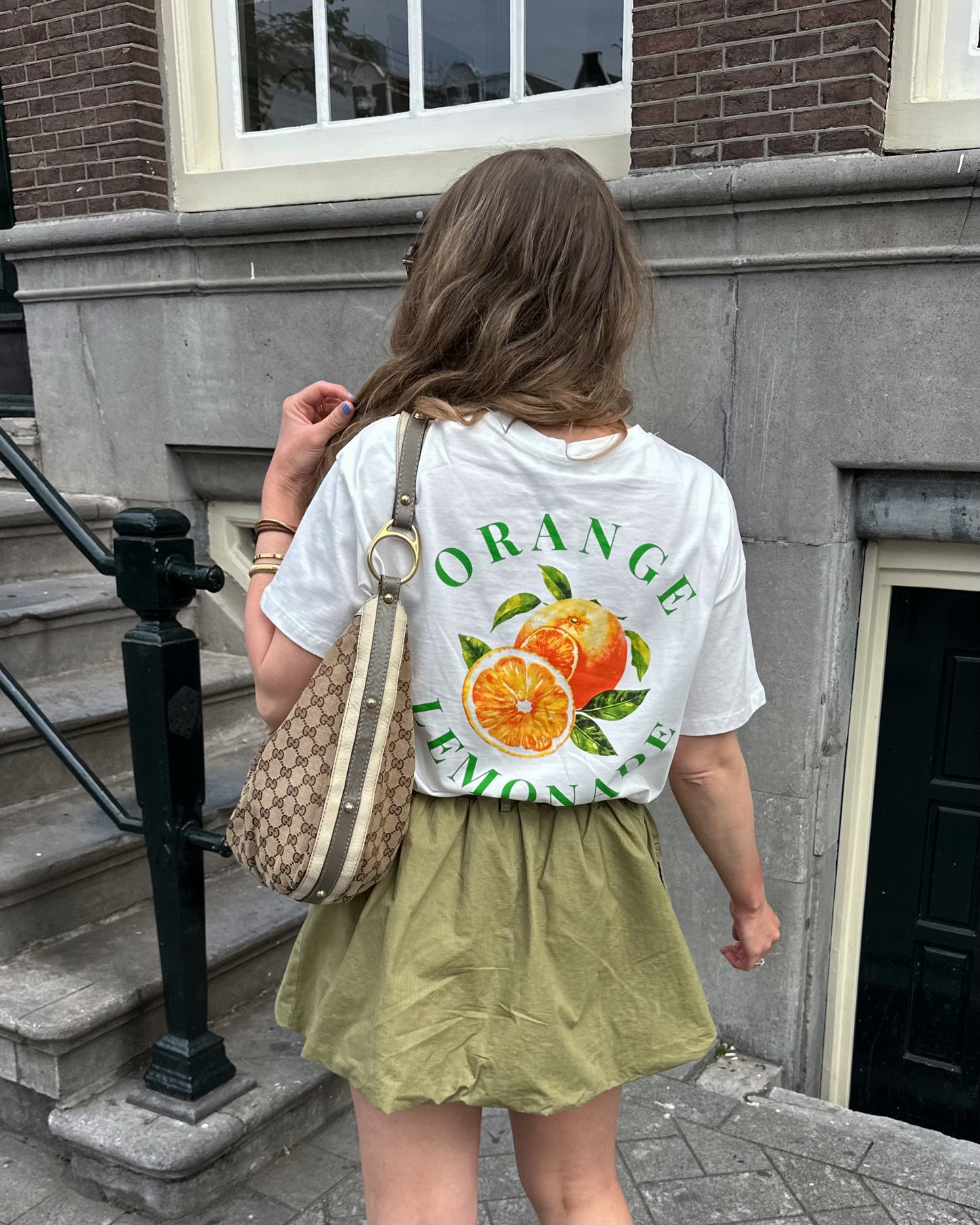 Orangefarbenes T-Shirt weiß