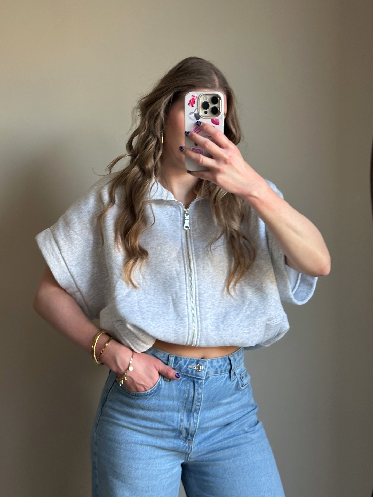 Grijze sweater met korte mouwen en zilver kleurige rits