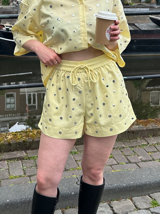 Studio Amaya Niv Kurze buttergelb