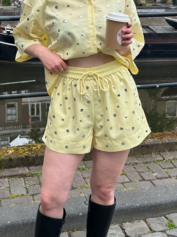 Studio Amaya Niv Kurze buttergelb