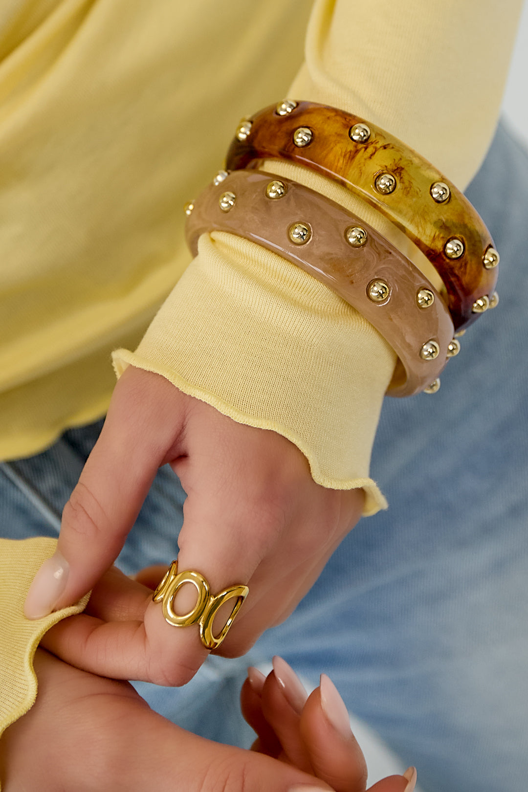 Oranje blush bangle met goudkleurige studs